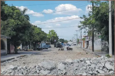  ??  ?? De punta a punta, los trabajos de reparación a la avenida Xpujil afectaron el tránsito y la economía del colectivo