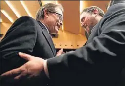  ?? DAVID AIROB ?? Artur Mas y Oriol Junqueras saludándos­e ayer