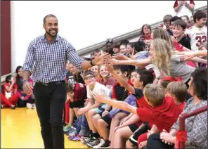  ?? The Sentinel-Record/Richard Rasmussen ?? RAZORBACK GREAT: Lake Hamilton Intermedia­te School students greeted television personalit­y D.J. Williams, left, when he visited on Tuesday to speak about positive attitude and effort. Williams shared stories about his time as an All-American tight end...