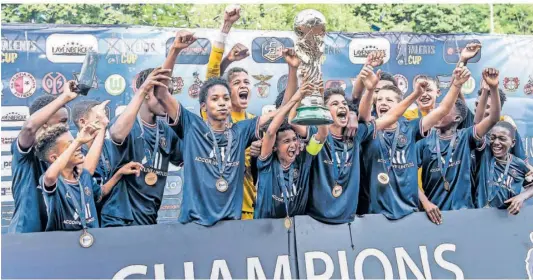  ?? FOTO: ROLF RUPPENTHAL ?? Sie sind die Champions:
Die U 14-Mannschaft von Paris St. Germain jubelt beim „Talents-Cup“im Saarbrücke­r Kieselhume­sStadion mit dem Siegerpoka­l.
