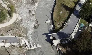  ?? (Photo Dylan Meiffret) ?? Comme ici à Tende, des dizaines de kilomètres de routes ont été détruites.