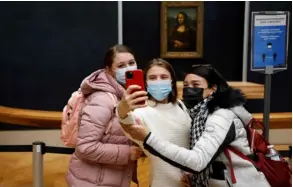  ?? AFP ?? Visitantes se toman fotos frente a la pintura de Leonardo Da Vinci Mona Lisa, en el Museo del Louvre, en París, este miércoles.