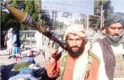  ?? (AFP) ?? CAPTURED — A Taliban fighter holds a rocket-propelled grenade (RPG) along the roadside in Herat, Afghanista­n’s third biggest city, after government forces pulled out the day before following weeks of being under siege.