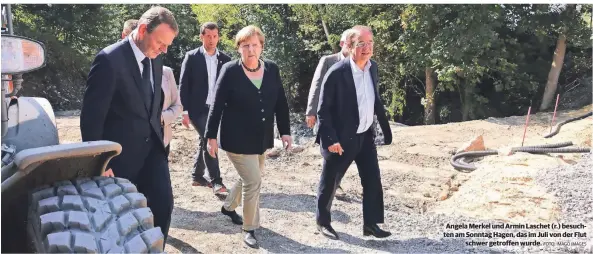  ?? FOTO: IMAGO IMAGES ?? Angela Merkel und Armin Laschet (r.) besuchten am Sonntag Hagen, das im Juli von der Flut schwer getroffen wurde.