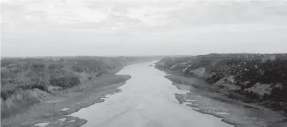  ??  ?? Aguas abajo del embalse de Itaipú se puede ver la crítica situación del río Paraná (zona Remansito, Alto Paraná).