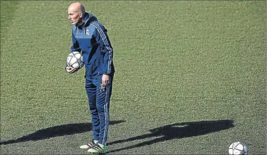  ?? ANDREA COMAS / REUTERS ?? Zinédine Zidane dirigiendo el entrenamie­nto del Madrid, ayer en la ciudad deportiva de Valdebebas