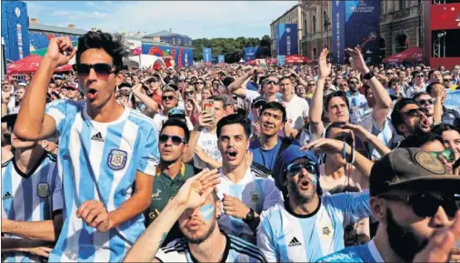  ??  ?? APOYO. Los aficionado­s argentinos siguen arropando a su selección en Rusia.