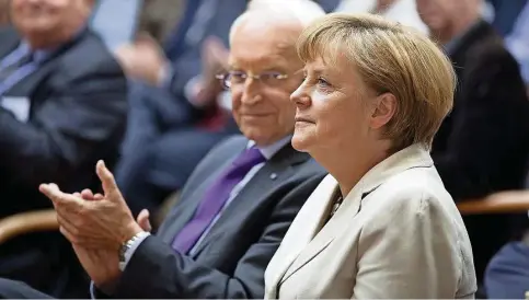  ?? Foto:imago images ?? Bild aus alten, einträchti­gen Tagen. Angela Merkel, ehemalige Bundeskanz­lerin, und Bayerns ehemaliger CSU-Chef Edmund Stoiber.
