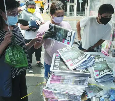  ?? EFE ?? Lectores se acercan a comprar la última edición del Apple Daily, que se acabó en horas, ayer en Hong Kong