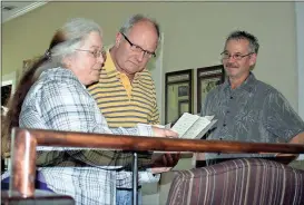  ?? Doug Walker / Rome News-Tribune ?? Rita Chrivia (from left) shows chef Greg Paulson a letter from her father, Frank Taylor, written to his future wife while he was living in the former GE Guest House, now the home for the culinary program of Georgia Northweste­rn Technical College. John...