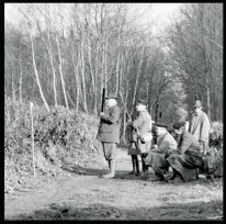  ??  ?? Georges Pompidou, Premier ministre. C’est chez Elie de Rothschild qu’il découvre la chasse du petit gibier. François Sommer lui révélera celle du grand gibier.