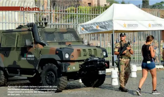  ??  ?? Patrouille de soldats italiens à proximité de sites touristiqu­es romains. Les villes contempora­ines réapprenne­nt la visibilité des forces militaires en leur sein. (© Peter Etchells/shuttersto­ck)