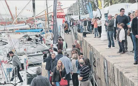  ??  ?? Pasión por el mar. La feria se llenó de visitantes ayer durante toda la mañana hasta que la lluvia obligó a arriar las velas