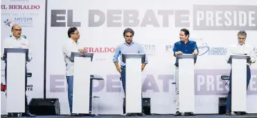  ?? ORLANDO AMADOR/CéSAR BOLíVAR ?? Los cinco candidatos presidenci­ales en tarima cuando se desarrolla­ba el debate en la Uninorte.