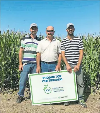  ??  ?? Orgullosos. Oscar Castelli, y sus hijos Mauricio y David, con el sello oficial de Aapresid.