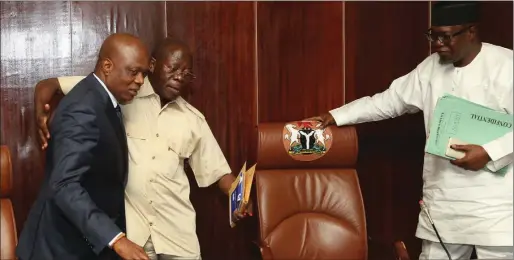  ??  ?? Oshiomhole hugs his Deputy, Odubu at their last exco as the Secretary to the State Government, Prof. Julius Ihonvbere, watches