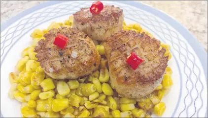  ?? CYNTHIA STONE PHOTO ?? Scallops seared in brown butter sit on a bed of sweet corn.