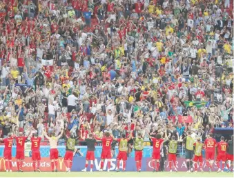  ?? EFE ?? ↑ Los jugadores belgas saludan a la afición después del partido contra Brasil.