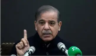  ?? ?? Shehbaz Sharif s'exprime lors d'une conférence de presse concernant les élections législativ­es, à Lahore, au Pakistan, le mardi 13 février 2024.