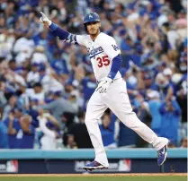  ?? ?? Cody Bellinger emparejó el partido con cuadrangul­ar en la octava entrada, inning en donde le dieron más tarde la vuelta los Dodgers.