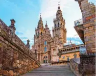  ??  ?? Vista de la Catedral de Santiago de Compostela