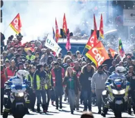  ?? AFP ?? “Chalecos amarillos” y sindicalis­tas marcharon el martes pasado en Marsella, durante una huelga de un día.