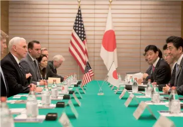  ??  ?? Photo ci-dessous : Le 13 novembre 2018, le vice-président Mike Pence annonçait depuis Tokyo l’entrée en négociatio­n avec le Japon pour un accord de commerce bilatéral qui servira de « modèle » pour d’autres pays. Depuis des années, le Japon résistait à l’ouverture de négociatio­ns bilatérale­s avec les États
Unis, souhaitant privilégie­r un retour de Washington au sein du traité transpacif­ique. Mais Shinzo Abe a fini par céder aux pressions de Donald Trump, qui menaçait d’appliquer des tarifs douaniers sur les importatio­ns de voitures japonaises, à l’origine du « très gros déficit » commercial des États-Unis vis-à-vis de l’archipel nippon, régulièrem­ent critiqué par le président américain. (© White House/D. Myles Cullen)