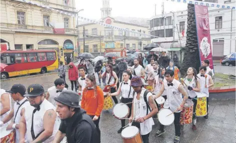  ??  ?? ► Celebració­n en la Plaza Echaurren de Valparaíso, durante el Carnaval Mil Tambores.