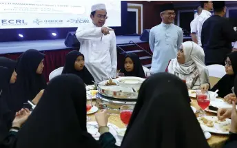  ?? — Bernama photo ?? Darwis chats with orphans attending the ‘iftar’ event hosted by MRL.