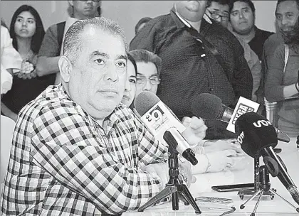  ??  ?? El dirigente del PRI en Chiapas, Julián Nazar, dijo en conferenci­a de prensa este lunes que “más vale solos que mal acompañado­s”, luego de que el PVEM presentó una solicitud para abandonar la alianza con la que pretendían contender juntos en los...