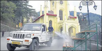  ?? DEEPAK SANSTA / HT ?? Municipal corporatio­n workers sanitising The Ridge in Shimla on Wednesday.