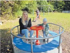  ?? FOTO: EUGEN KIENZLER ?? Lena und der kleine Bennet führen das Karussell vor. Im Hintergrun­d Vertrauens­mann Helmut Lutz an der neuen Wippe.