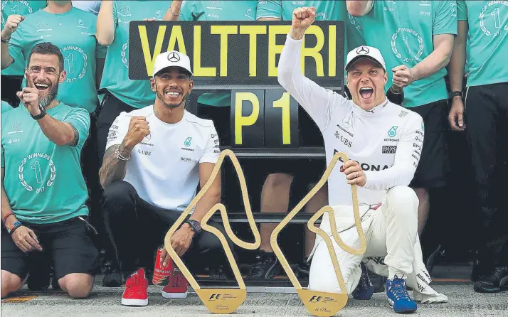  ?? FOTO: GETTY ?? Bottas celebró con efusividad su segundo triunfo con Mercedes. el segundo de su carrera deportiva, junto al resto de su equipo y a Lewis Hamilton, que estuvo con su compañero tras mostrar su tristeza por sus problemas en Austria