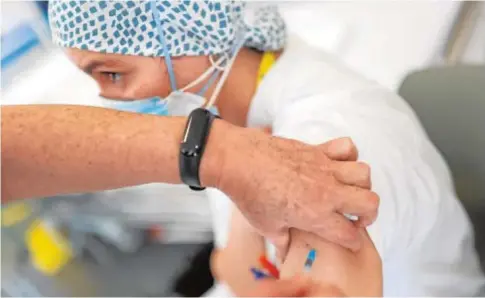  ?? REUTERS ?? Vacunación de personal sanitario en el Hospital Sant Pau de Barcelona