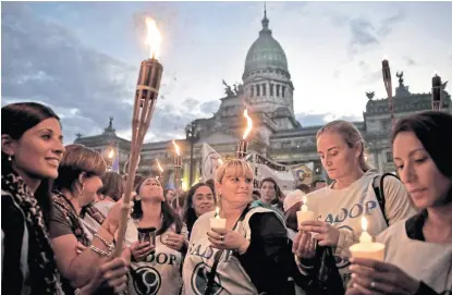  ?? Santiago Filipuzzi ?? Los gremios encabezaro­n anoche una marcha de antorchas en la ciudad de Buenos Aires