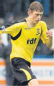  ?? Pictures: PPA/SNS. ?? Top and top right: Murray Davidson during his 20-minute stint between the sticks in Dave Mackay’s testimonia­l. The Saints midfielder hopes to be back in midfield tomorrow against Rangers, when he could come up against former team-mate Graham Dorrans....