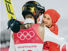  ?? Foto: Sven Simon Fotoagentu­r ?? Nach dem Springen war jeder Streit vergessen. Markus Eisenbichl­er, der nicht zum Sprungteam gehörte, umarmte Andreas Wellinger.