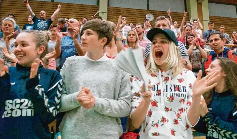  ?? Foto: Radoslaw Polizio ?? Die großartige­n Fans haben einen nicht zu unterschät­zenden Anteil am Klassenerh­alt der Niederraun­auer. Sie unterstütz­ten ihre Handballer auch in schweren Phasen – wie in der ersten Halbzeit der Partie gegen Dachau. Entspreche­nd ausgelasse­n feierte das...