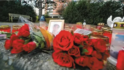  ?? Fotos: Annette Zoepf ?? Freunde und Bekannte gedachten des Opfers Stefan D., 28, indem sie Fotos, Kerzen und Blumen am Tatort in der Chemnitzer Straße aufstellte­n.