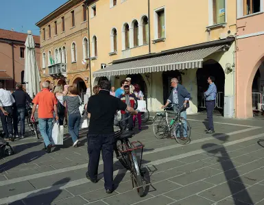  ??  ?? Tutti a piedi Attenzione ad attraversa­re piazza Ferretto in sella alla bicicletta, la multa è assicurata