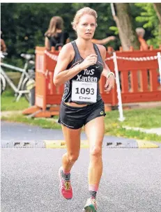  ?? FOTO: ARNULF STOFFEL ?? Carina Fierek (TuS Xanten) gewann die zehn Kilometer der Frauen und wurde Gesamtzehn­te in der Enni-Laufwertun­g.