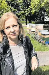  ?? BENDELE ?? Eva Krüll-Koren – neben Bienenstöc­ken der Carnica-Biene beim Lendkanal – war schon als Kind fasziniert