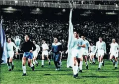  ??  ?? FESTEJOS. La plantilla ofreció la Copa de Europa a la afición en 1958.