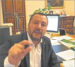  ?? ANSA ?? VIDEO. Salvini abrió la notificaci­ón judicial en vivo por Facebook.