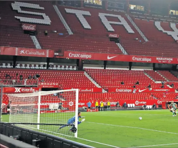  ??  ?? Ocampos lanza y convierte el penalti con el que el Sevilla abrió la victoria en el derbi sevillano, que significab­a la vuelta del fútbol en Primera.