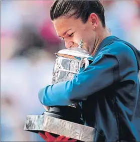  ?? EFE ?? Simona Halep, emocionada con la Copa Suzanne Lenglen de campeona de Roland Garros