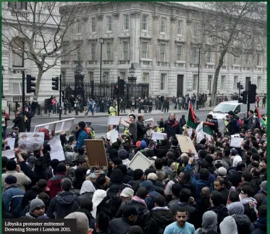  ??  ?? Libyska protester mittemot Downing Street i London 2011.