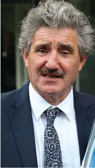  ??  ?? Caution: Ministerst­ers John Halligan and right, Shane Ross of the Independen­t Alliance