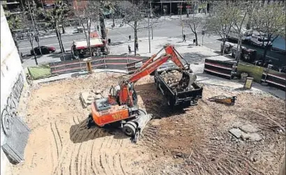  ?? MARC ARIAS ?? Quan van tirar a terra l’edifici que hi havia va quedar al descobert la trapa que donava accés al refugi