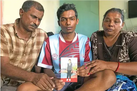  ?? Photo: Arieta Vakasukawa­qa ?? Younger brother Kelvin Goundar (middle) with a photo of Shalveen flanked by his parents on January 17, 2018.